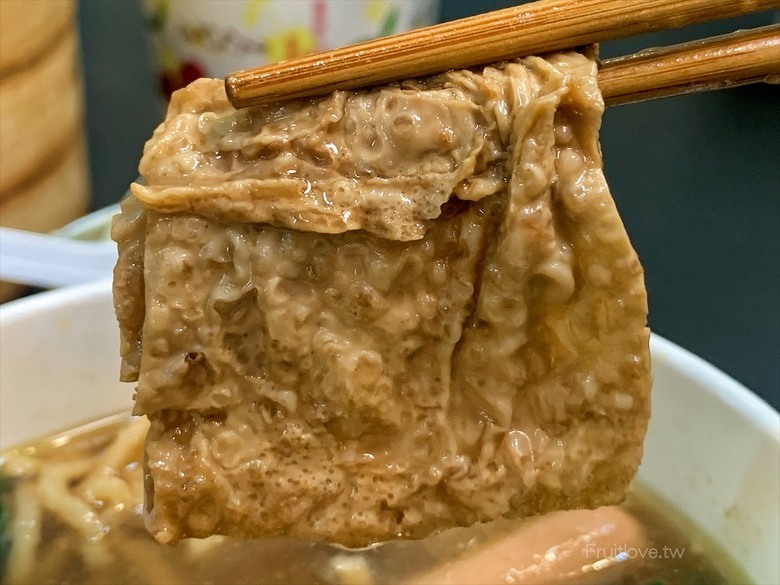 市場旁手工小籠湯包口味多樣，麻辣鴨血深坑臭豆腐必點