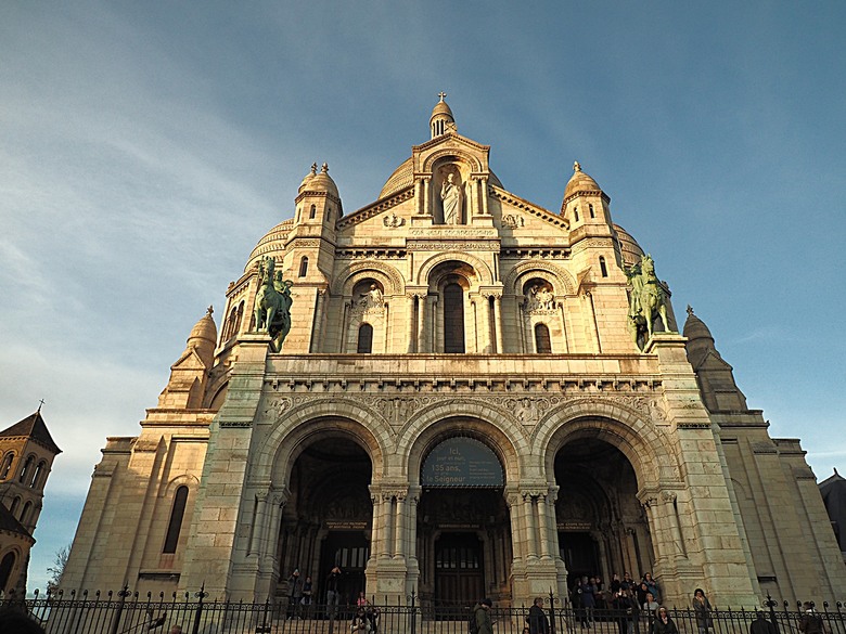 艾菲爾鐵塔(Tour Eiffel)、蒙馬特(Montmartre)、聖心堂(Basilique du Sacré-Cœur de Montmartre),外掛拉法葉百貨 巴黎奧斯曼旗艦店(Galeries Lafayette Haussmann)、莎瑪麗丹百貨(La Samaritaine) — 引領流行的時尚與藝術之都 — 2023年冬季歐洲行旅 第九部