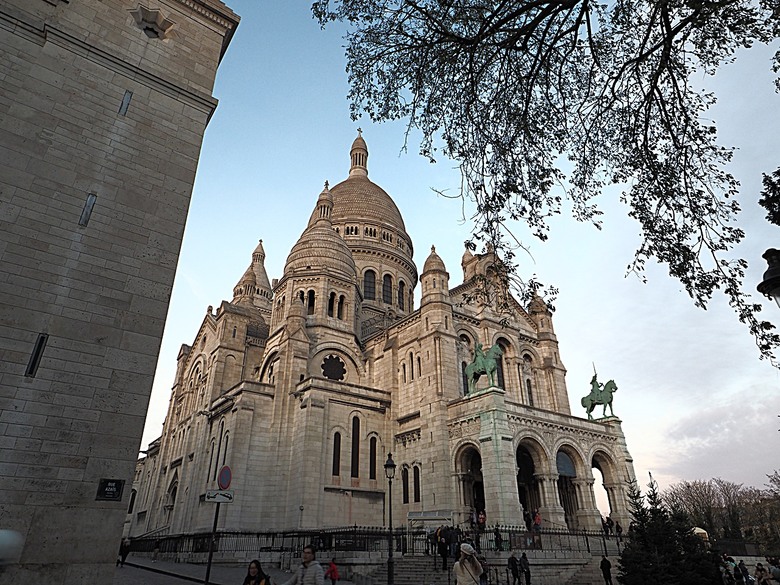 艾菲爾鐵塔(Tour Eiffel)、蒙馬特(Montmartre)、聖心堂(Basilique du Sacré-Cœur de Montmartre),外掛拉法葉百貨 巴黎奧斯曼旗艦店(Galeries Lafayette Haussmann)、莎瑪麗丹百貨(La Samaritaine) — 引領流行的時尚與藝術之都 — 2023年冬季歐洲行旅 第九部