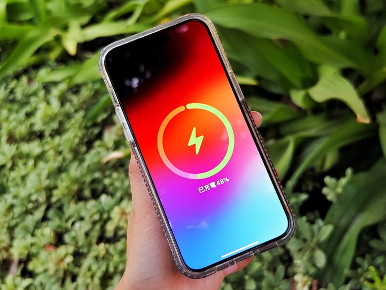 MagSafe行動電源開箱 – Avier VeeGo可立式磁吸行動電源，支援PD快速充電