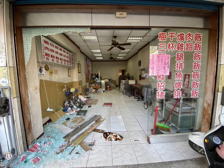 誤把油門當煞車，三寶撞機車衝進便當店