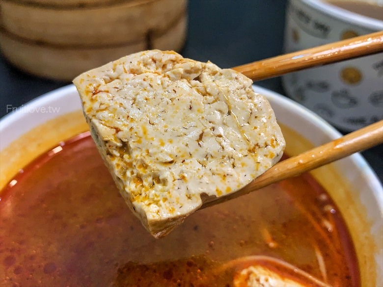 市場旁手工小籠湯包口味多樣，麻辣鴨血深坑臭豆腐必點