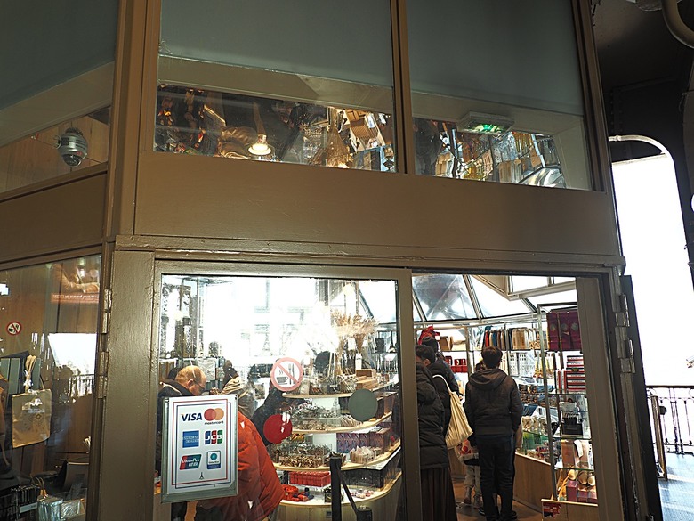 艾菲爾鐵塔(Tour Eiffel)、蒙馬特(Montmartre)、聖心堂(Basilique du Sacré-Cœur de Montmartre),外掛拉法葉百貨 巴黎奧斯曼旗艦店(Galeries Lafayette Haussmann)、莎瑪麗丹百貨(La Samaritaine) — 引領流行的時尚與藝術之都 — 2023年冬季歐洲行旅 第九部