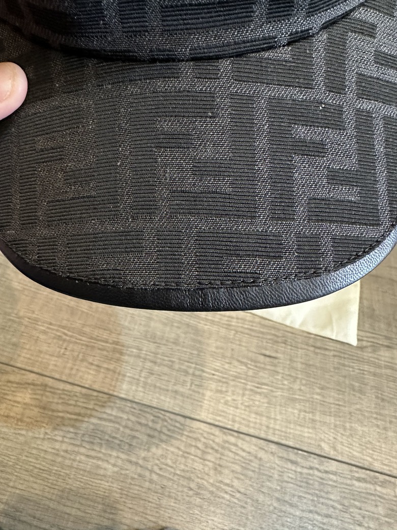 「開箱」FENDI 經典花色帽子