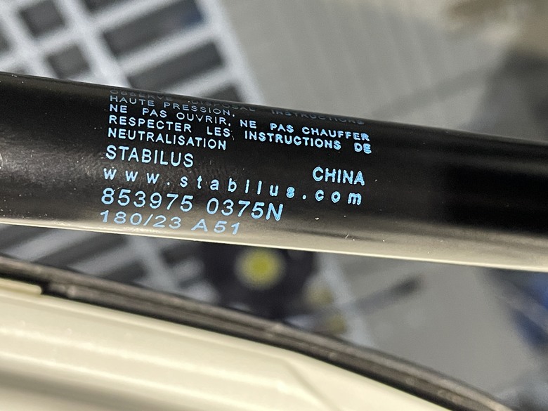 2016 Mazda 3 更換行李箱門撐桿