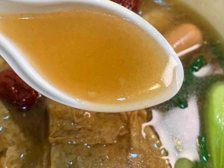 市場旁手工小籠湯包口味多樣，麻辣鴨血深坑臭豆腐必點