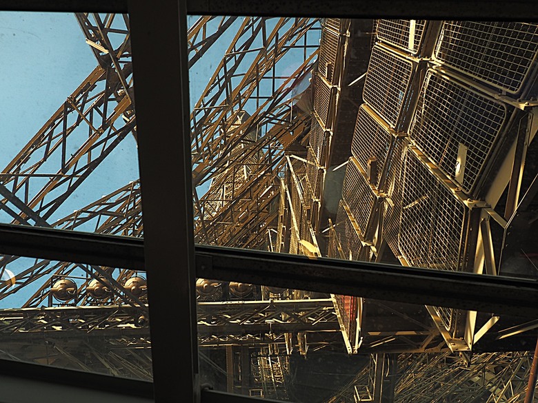 艾菲爾鐵塔(Tour Eiffel)、蒙馬特(Montmartre)、聖心堂(Basilique du Sacré-Cœur de Montmartre),外掛拉法葉百貨 巴黎奧斯曼旗艦店(Galeries Lafayette Haussmann)、莎瑪麗丹百貨(La Samaritaine) — 引領流行的時尚與藝術之都 — 2023年冬季歐洲行旅 第九部