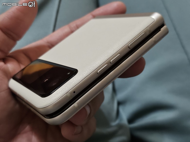 [開箱］🥰超美摺疊機 Motorola Razr 40 白色開箱與實拍成像分享