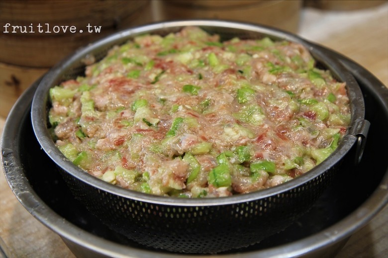 市場旁手工小籠湯包口味多樣，麻辣鴨血深坑臭豆腐必點