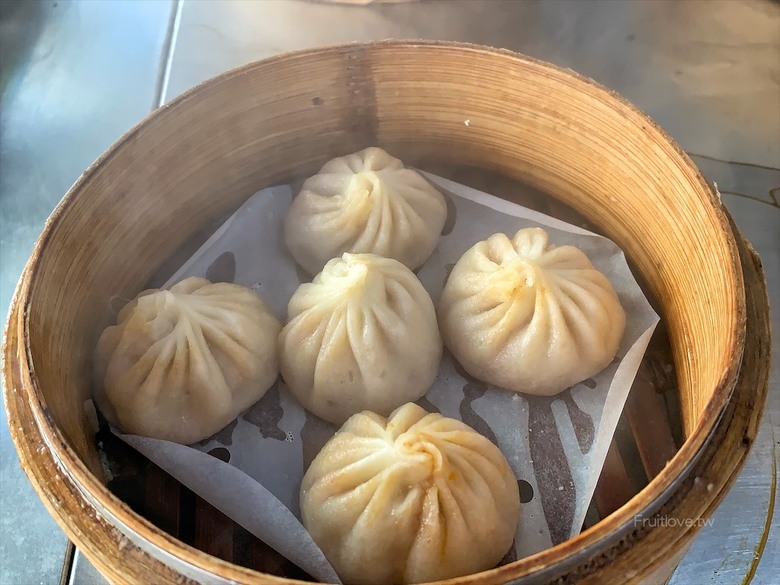 市場旁手工小籠湯包口味多樣，麻辣鴨血深坑臭豆腐必點