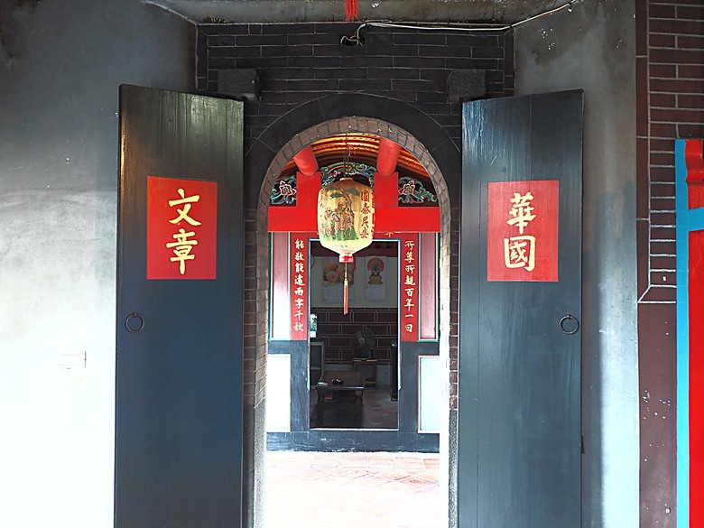 【小惡魔金龍踏春】鄞山寺(汀州會館)、龍山寺、清水巖、福佑宮、重建街、日本警官宿舍、滬尾小學校禮堂,附掛真理街阿給 — 淡水古蹟一日行旅 上半場