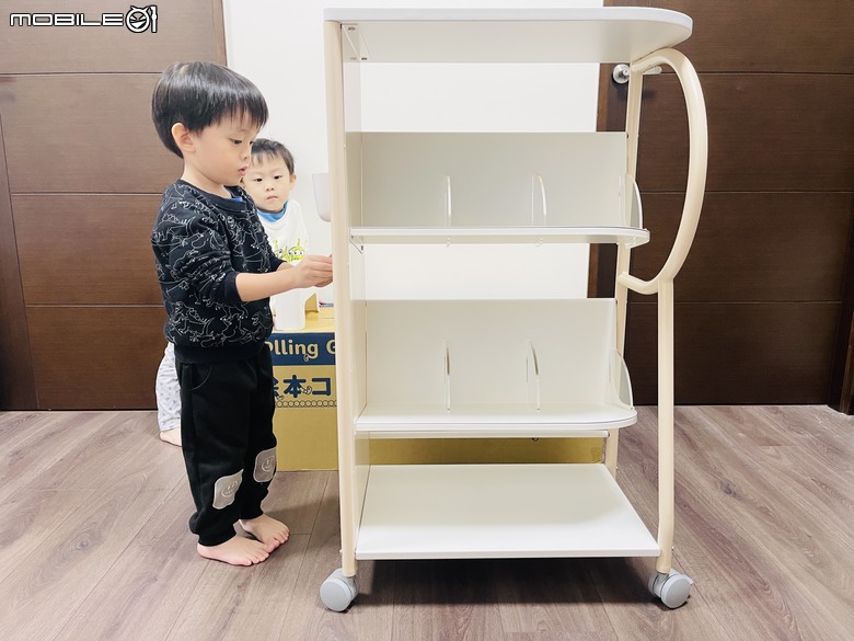點我看大圖 開箱 日本林製作所 Rolling Go 遊走書櫃 專為兒童打造的行動書車 處處都能享受閱讀樂趣