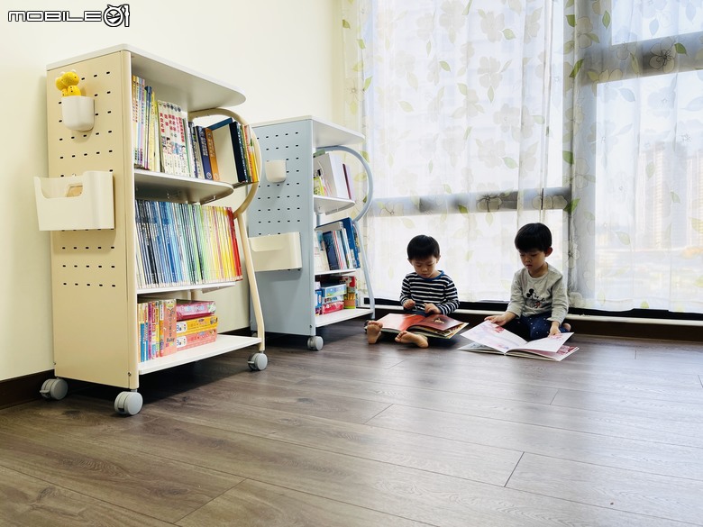 點我看大圖 開箱 日本林製作所 Rolling Go 遊走書櫃 專為兒童打造的行動書車 處處都能享受閱讀樂趣