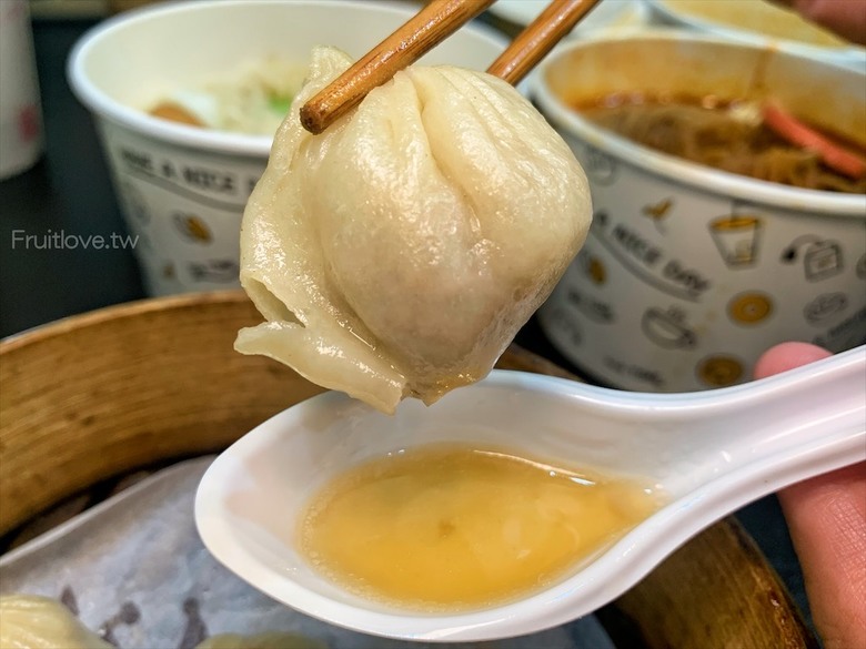 市場旁手工小籠湯包口味多樣，麻辣鴨血深坑臭豆腐必點