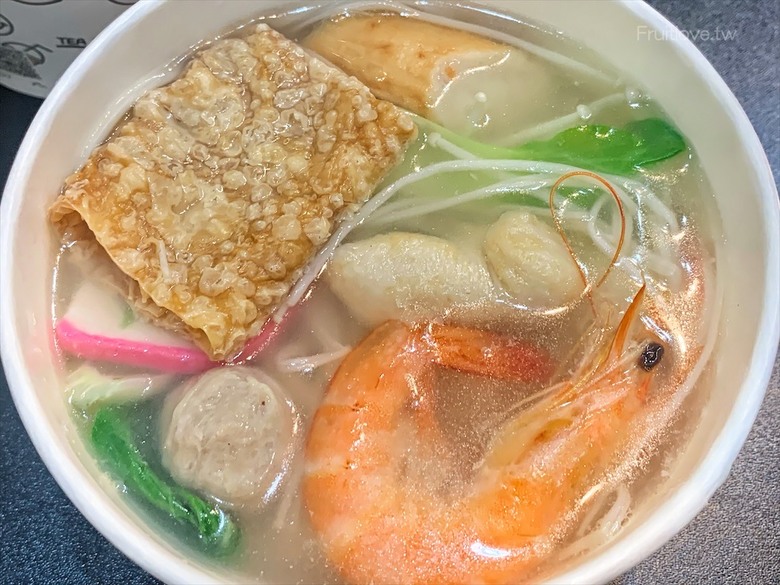市場旁手工小籠湯包口味多樣，麻辣鴨血深坑臭豆腐必點