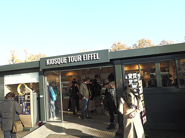 艾菲爾鐵塔(Tour Eiffel)、蒙馬特(Montmartre)、聖心堂(Basilique du Sacré-Cœur de Montmartre),外掛拉法葉百貨 巴黎奧斯曼旗艦店(Galeries Lafayette Haussmann)、莎瑪麗丹百貨(La Samaritaine) — 引領流行的時尚與藝術之都 — 2023年冬季歐洲行旅 第九部
