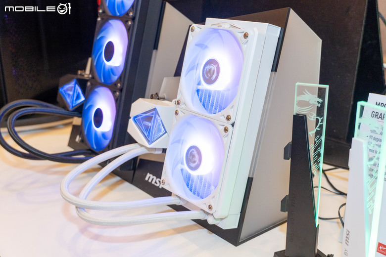 【CES2024】微星推出可透視晶膜屏機殼配件,隨玩家心意自行設定更炫目機殼外觀呈現
