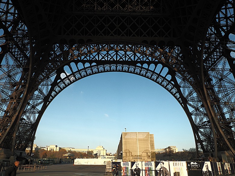 艾菲爾鐵塔(Tour Eiffel)、蒙馬特(Montmartre)、聖心堂(Basilique du Sacré-Cœur de Montmartre),外掛拉法葉百貨 巴黎奧斯曼旗艦店(Galeries Lafayette Haussmann)、莎瑪麗丹百貨(La Samaritaine) — 引領流行的時尚與藝術之都 — 2023年冬季歐洲行旅 第九部