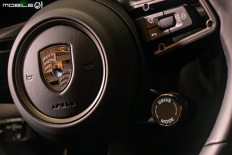 加入純電戰局,內外全面革新!Porsche Macan 大改款新加坡首發直擊!
