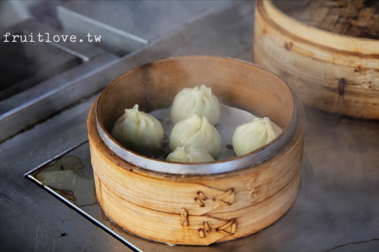 市場旁手工小籠湯包口味多樣，麻辣鴨血深坑臭豆腐必點