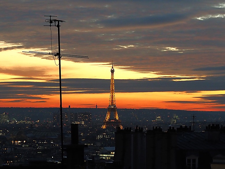 艾菲爾鐵塔(Tour Eiffel)、蒙馬特(Montmartre)、聖心堂(Basilique du Sacré-Cœur de Montmartre),外掛拉法葉百貨 巴黎奧斯曼旗艦店(Galeries Lafayette Haussmann)、莎瑪麗丹百貨(La Samaritaine) — 引領流行的時尚與藝術之都 — 2023年冬季歐洲行旅 第九部