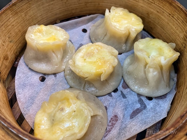 市場旁手工小籠湯包口味多樣，麻辣鴨血深坑臭豆腐必點