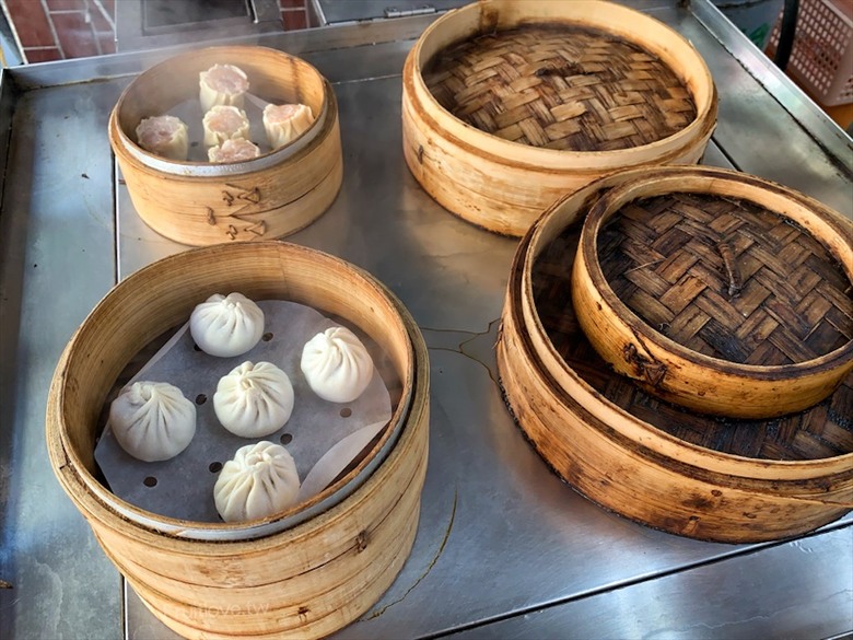 市場旁手工小籠湯包口味多樣，麻辣鴨血深坑臭豆腐必點