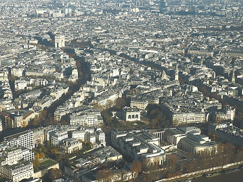 艾菲爾鐵塔(Tour Eiffel)、蒙馬特(Montmartre)、聖心堂(Basilique du Sacré-Cœur de Montmartre)，外掛拉法葉百貨 巴黎奧斯曼旗艦店(Galeries Lafayette Haussmann)、莎瑪麗丹百貨(La Samaritaine) — 引領流行的時尚與藝術之都 — 2023年冬季歐洲行旅 第九部