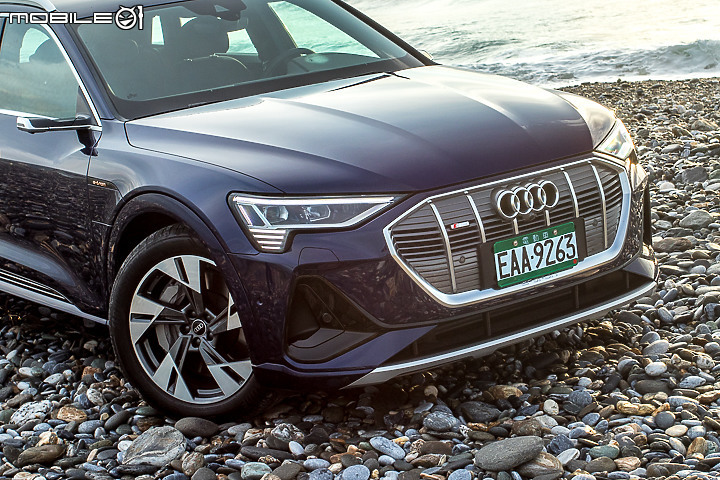 Audi Q8 e-tron 55 quattro 試駕｜續航力有感提升、質感再進化！