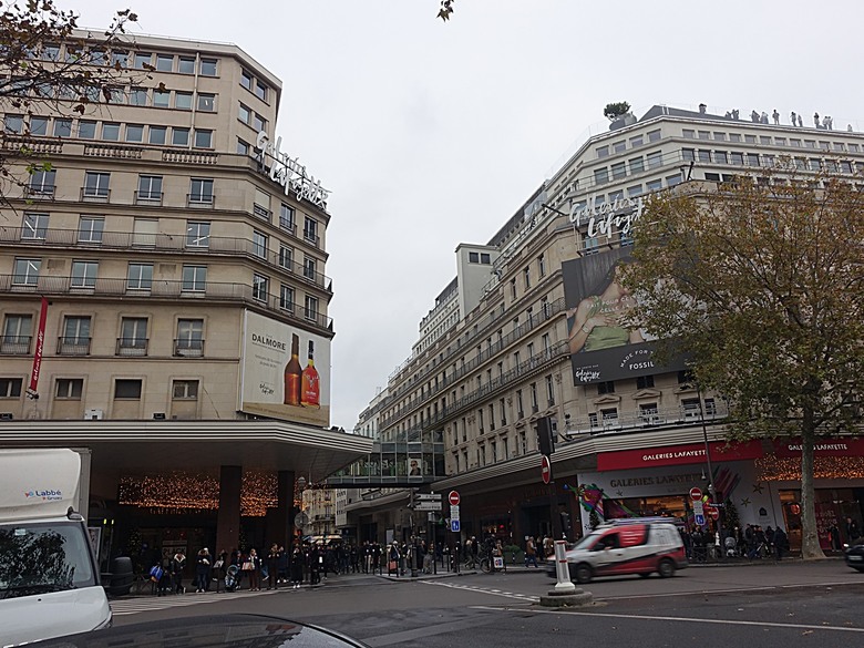 艾菲爾鐵塔(Tour Eiffel)、蒙馬特(Montmartre)、聖心堂(Basilique du Sacré-Cœur de Montmartre),外掛拉法葉百貨 巴黎奧斯曼旗艦店(Galeries Lafayette Haussmann)、莎瑪麗丹百貨(La Samaritaine) — 引領流行的時尚與藝術之都 — 2023年冬季歐洲行旅 第九部