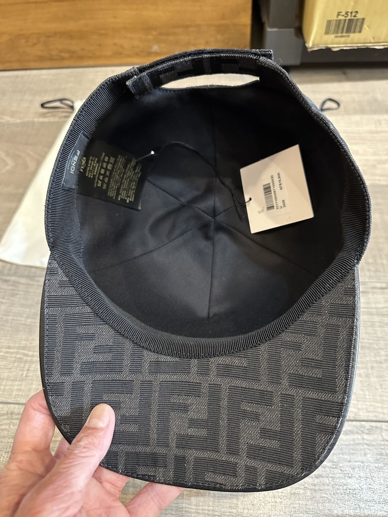 「開箱」FENDI 經典花色帽子