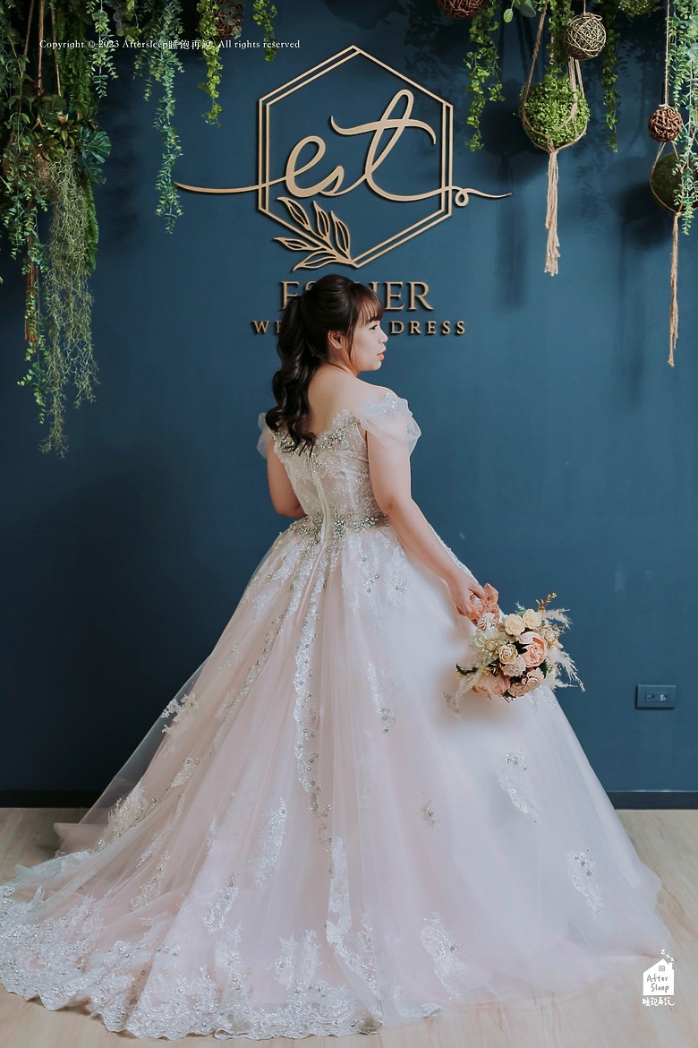 點我看大圖 高雄艾絲特手工婚紗試穿分享_隱藏版寶藏婚紗工作室!中大尺碼也能有不將就的美