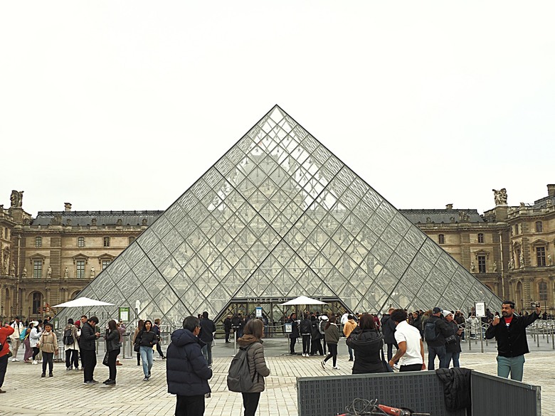 塞納河遊船 (Bateaux-Mouches) 與 羅浮宮(Musée du Louvre),外掛地窖內享用法式烤田螺與鴨胸 — 世界文化遺產 之 巴黎,塞纳河畔(Paris, Banks of the Seine) — 2023年冬季歐洲行旅 第六部