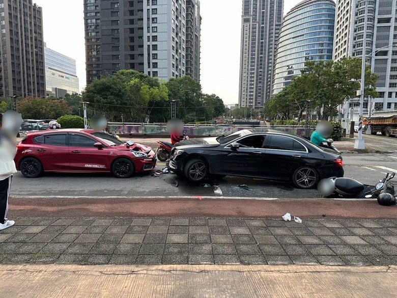 黑賓轉彎失敗，直闖正面騎上來