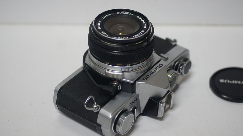 OLYMPUS OM-1背蓋內的機關用途?