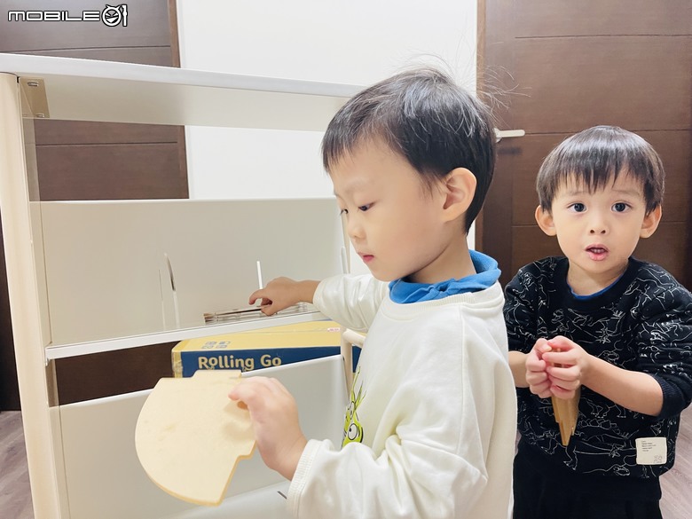 點我看大圖 開箱 日本林製作所 Rolling Go 遊走書櫃 專為兒童打造的行動書車 處處都能享受閱讀樂趣