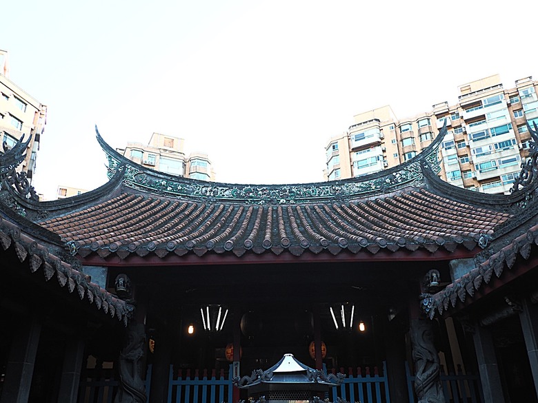 【小惡魔金龍踏春】鄞山寺(汀州會館)、龍山寺、清水巖、福佑宮、重建街、日本警官宿舍、滬尾小學校禮堂,附掛真理街阿給 — 淡水古蹟一日行旅 上半場