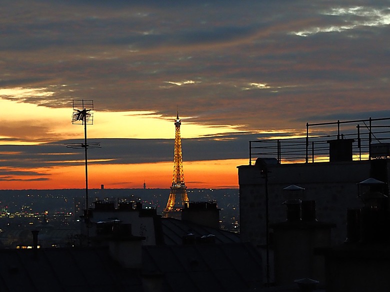 艾菲爾鐵塔(Tour Eiffel)、蒙馬特(Montmartre)、聖心堂(Basilique du Sacré-Cœur de Montmartre),外掛拉法葉百貨 巴黎奧斯曼旗艦店(Galeries Lafayette Haussmann)、莎瑪麗丹百貨(La Samaritaine) — 引領流行的時尚與藝術之都 — 2023年冬季歐洲行旅 第九部
