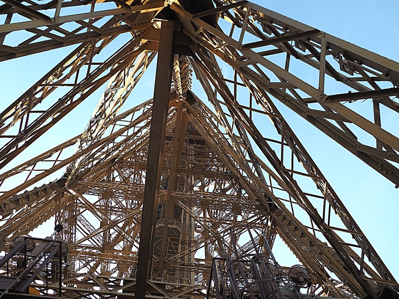 艾菲爾鐵塔(Tour Eiffel)、蒙馬特(Montmartre)、聖心堂(Basilique du Sacré-Cœur de Montmartre),外掛拉法葉百貨 巴黎奧斯曼旗艦店(Galeries Lafayette Haussmann)、莎瑪麗丹百貨(La Samaritaine) — 引領流行的時尚與藝術之都 — 2023年冬季歐洲行旅 第九部