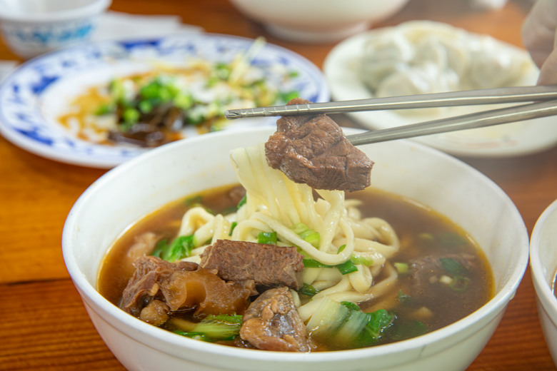 南投水里賞櫻｜集集車站與驛站、八張牛肉麵、阿本農場櫻花園、蠻荒咖啡