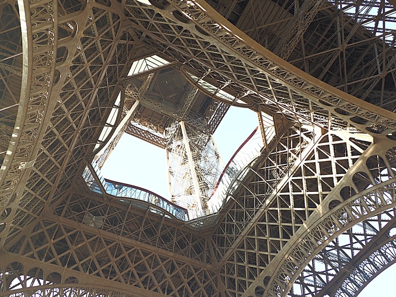艾菲爾鐵塔(Tour Eiffel)、蒙馬特(Montmartre)、聖心堂(Basilique du Sacré-Cœur de Montmartre),外掛拉法葉百貨 巴黎奧斯曼旗艦店(Galeries Lafayette Haussmann)、莎瑪麗丹百貨(La Samaritaine) — 引領流行的時尚與藝術之都 — 2023年冬季歐洲行旅 第九部