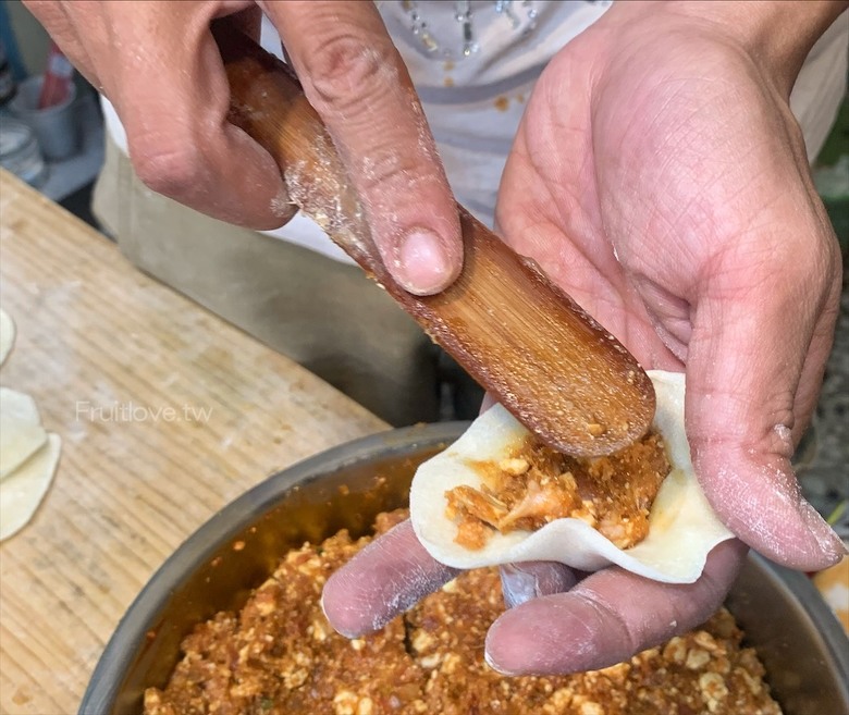 市場旁手工小籠湯包口味多樣，麻辣鴨血深坑臭豆腐必點