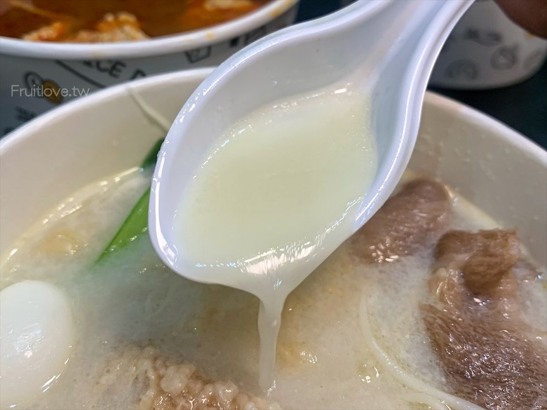 市場旁手工小籠湯包口味多樣，麻辣鴨血深坑臭豆腐必點