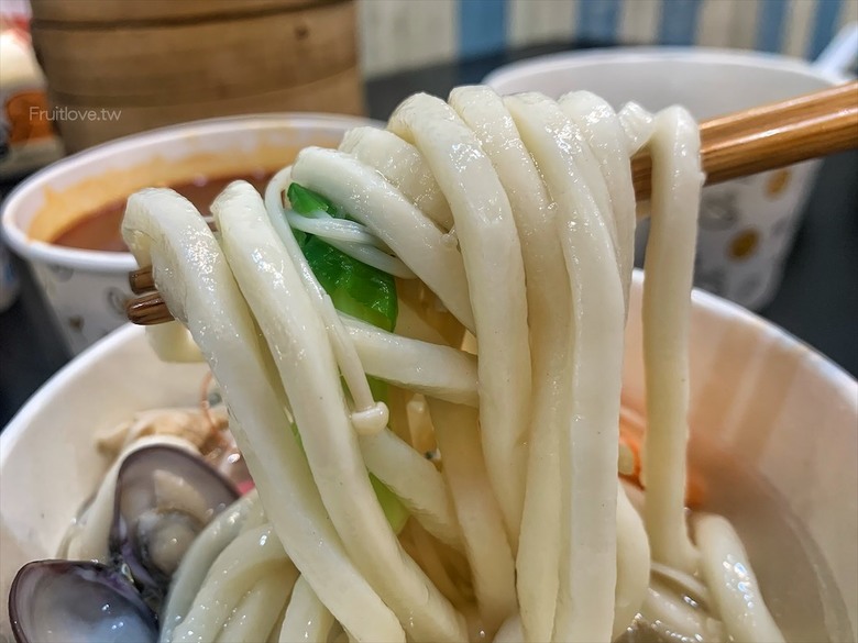 市場旁手工小籠湯包口味多樣，麻辣鴨血深坑臭豆腐必點