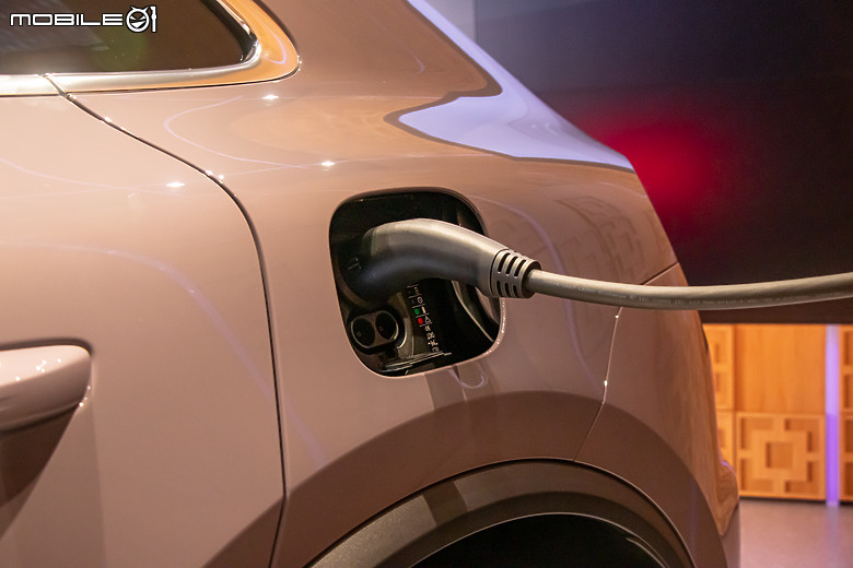 加入純電戰局，內外全面革新！Porsche Macan 大改款新加坡首發直擊！