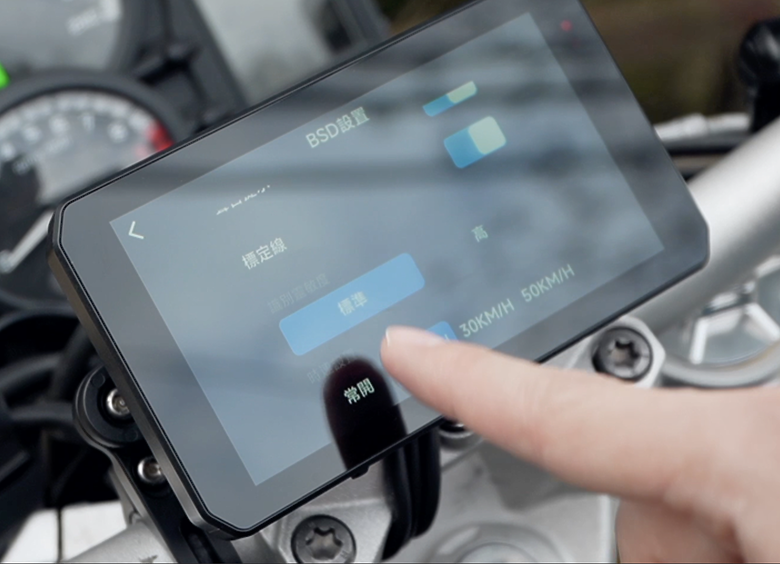 【開箱】安心教練｜AKEEYO AIO-5 LITE CARPLAY+盲區偵測｜機車行車記錄器｜機車CARPLAY
