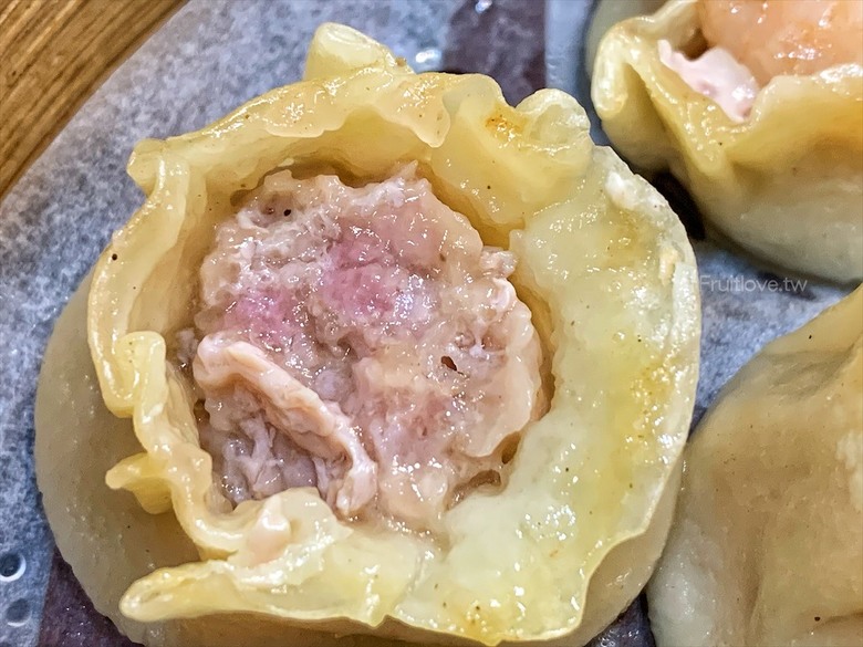市場旁手工小籠湯包口味多樣，麻辣鴨血深坑臭豆腐必點