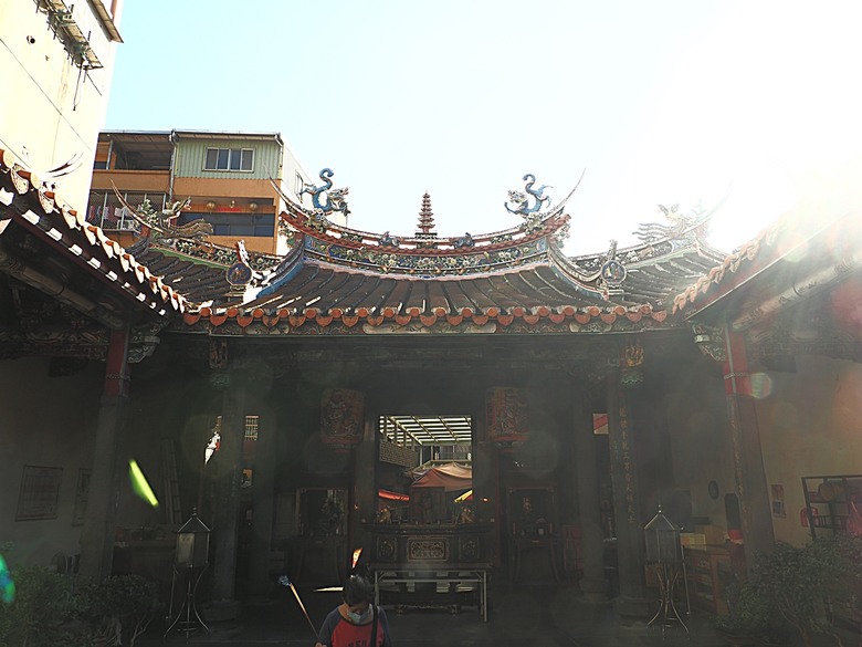 【小惡魔金龍踏春】鄞山寺(汀州會館)、龍山寺、清水巖、福佑宮、重建街、日本警官宿舍、滬尾小學校禮堂,附掛真理街阿給 — 淡水古蹟一日行旅 上半場