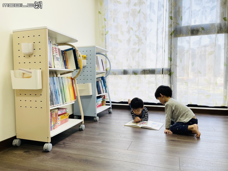點我看大圖 開箱 日本林製作所 Rolling Go 遊走書櫃 專為兒童打造的行動書車 處處都能享受閱讀樂趣