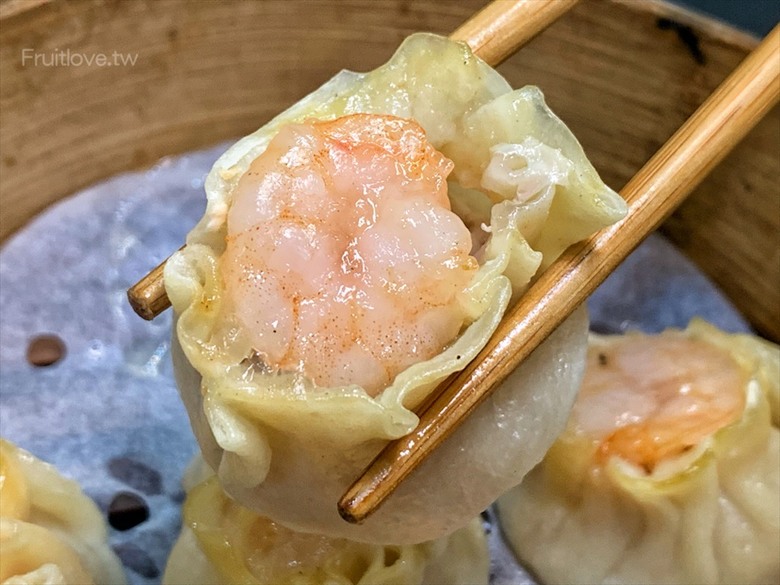 市場旁手工小籠湯包口味多樣，麻辣鴨血深坑臭豆腐必點